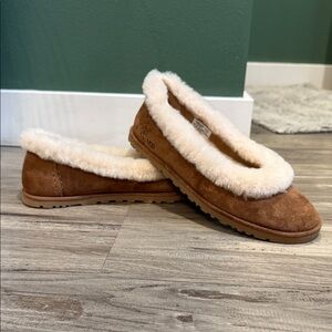 UGG Tan Shearling Slippers. Been worn twice. Women’s 8.5